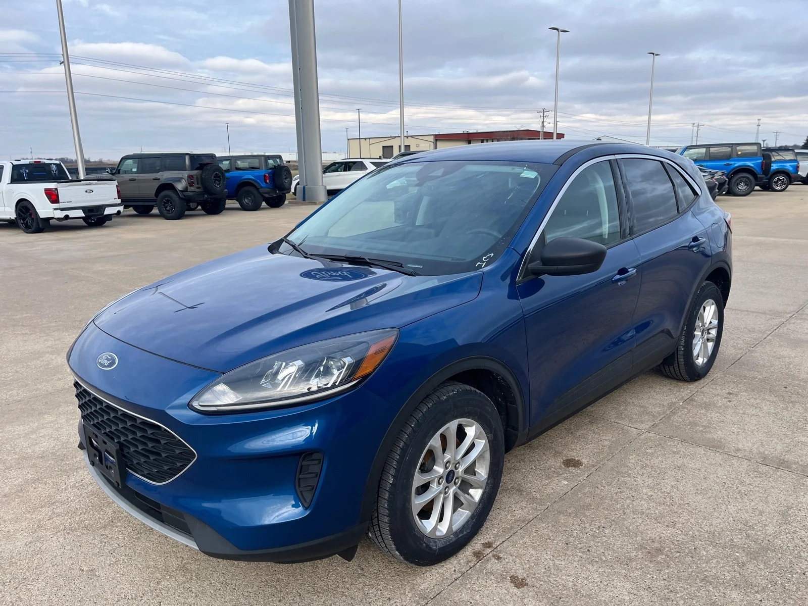 Used 2022 Atlas Blue Metallic Ford SE image 4