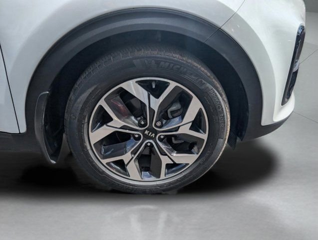 Used 2022 White Kia EX image 10