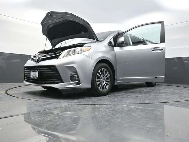 Used 2018 Silver Toyota XLE image 30
