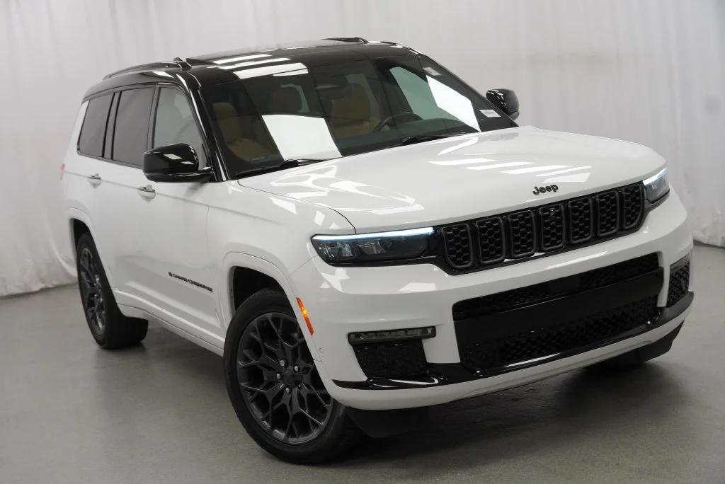 Used 2024 White Jeep Summit Reserve image 12