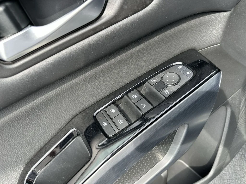 Used 2024 Silver Nissan SL image 19