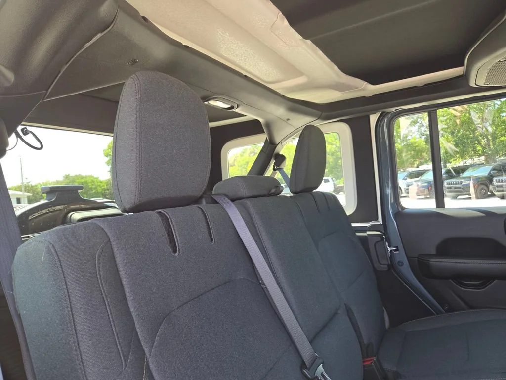 Used 2024 Anvil Clear Coat Jeep Sahara image 19