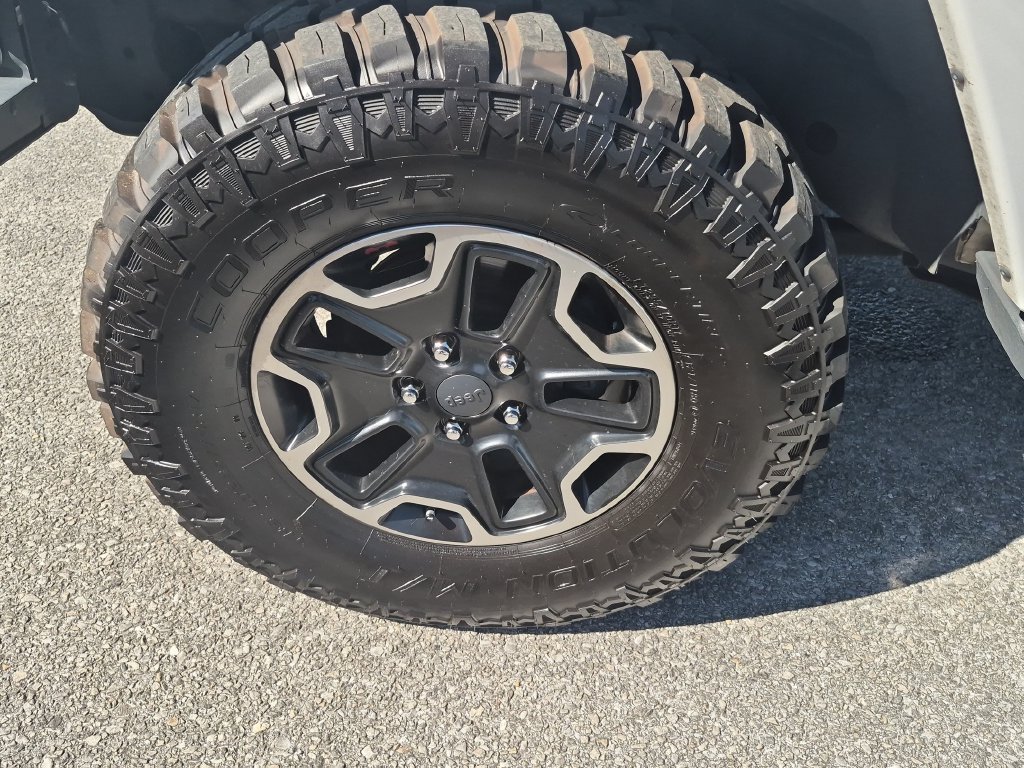 Used 2017 White Jeep Unlimited Rubicon image 10