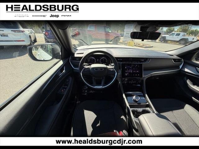 New 2026 Bright White Clear-Coat Exterior Paint Jeep Laredo image 15
