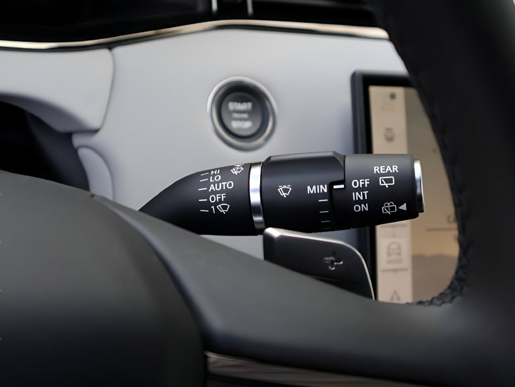 Used 2026 Tribeca Blue Metallic Land Rover Dynamic image 33