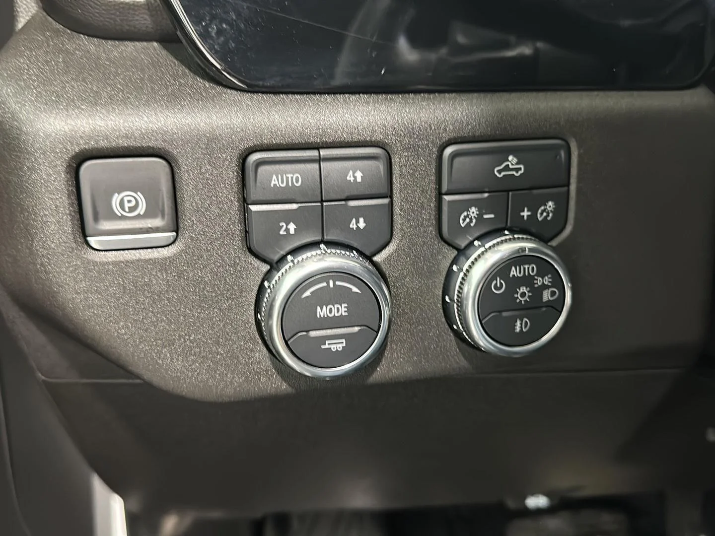 Used 2025 Summit White GMC Elevation image 15