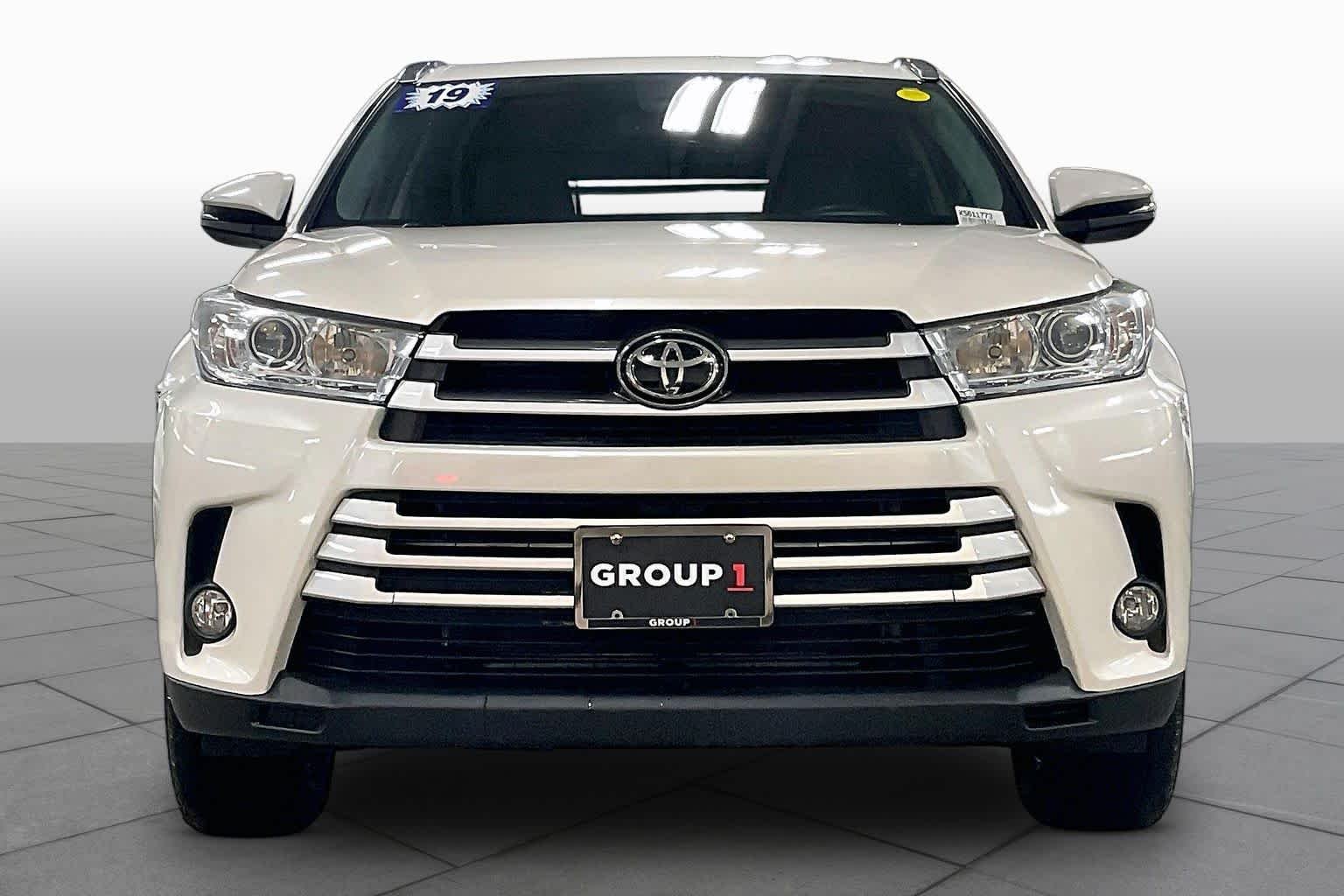 Used 2019 Blizzard Pearl Toyota XLE image 4