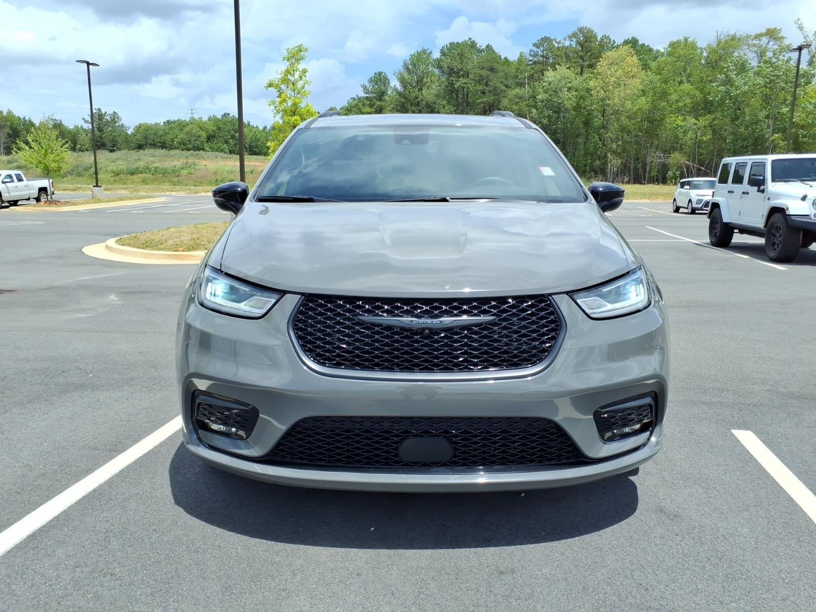 Used 2025 Ceramic Gray Clearcoat Chrysler Limited image 13