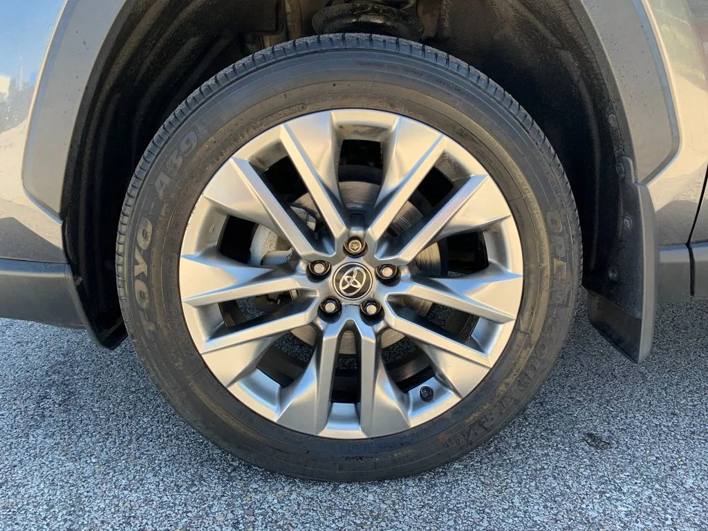 Used 2021 Gray Toyota XLE Premium image 33