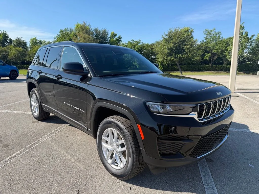 New 2026 Diamond Black Crystal Pearl-Coat Exterior Paint Jeep Laredo image 2