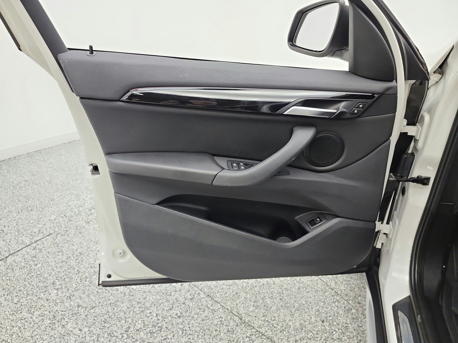 Used 2019 Alpine White BMW sDrive28i Sports Activity Vehicle image 12