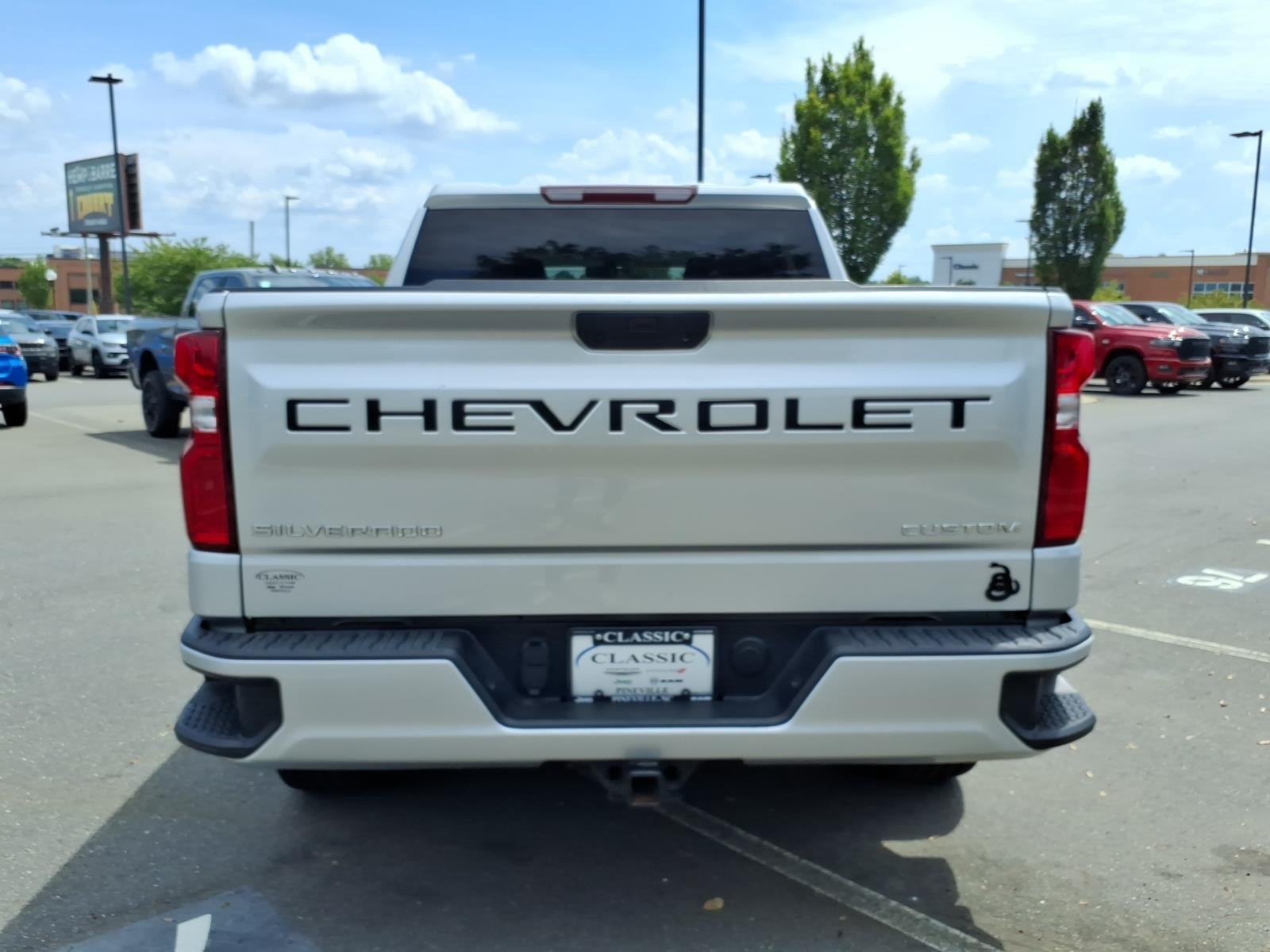 Used 2021 Silver Ice Metallic Chevrolet Custom image 17