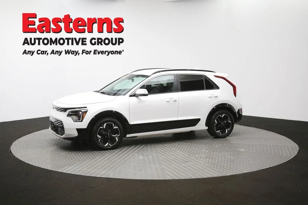 Used 2023 White Kia Wind image 57