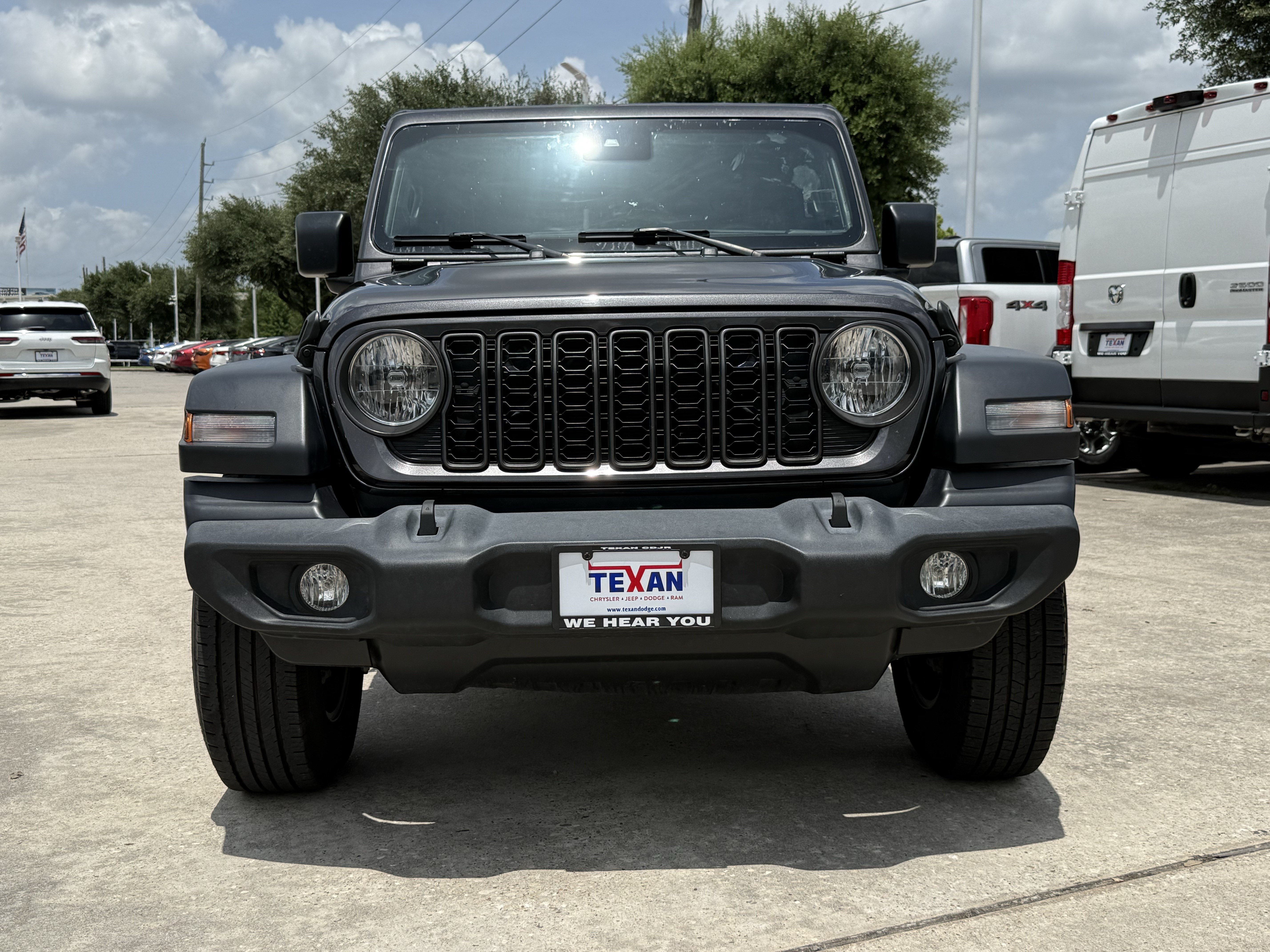 Used 2024 Granite Crystal Metallic Clearcoat Jeep  image 9
