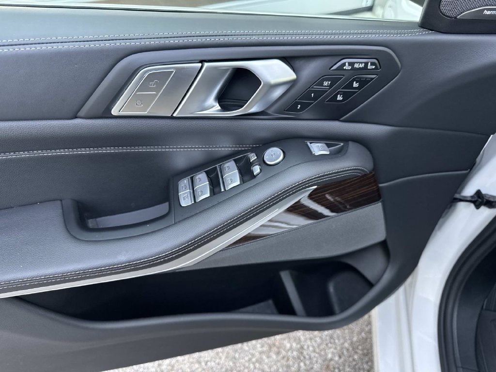 Used 2019 White Metallic BMW xDrive40i image 21