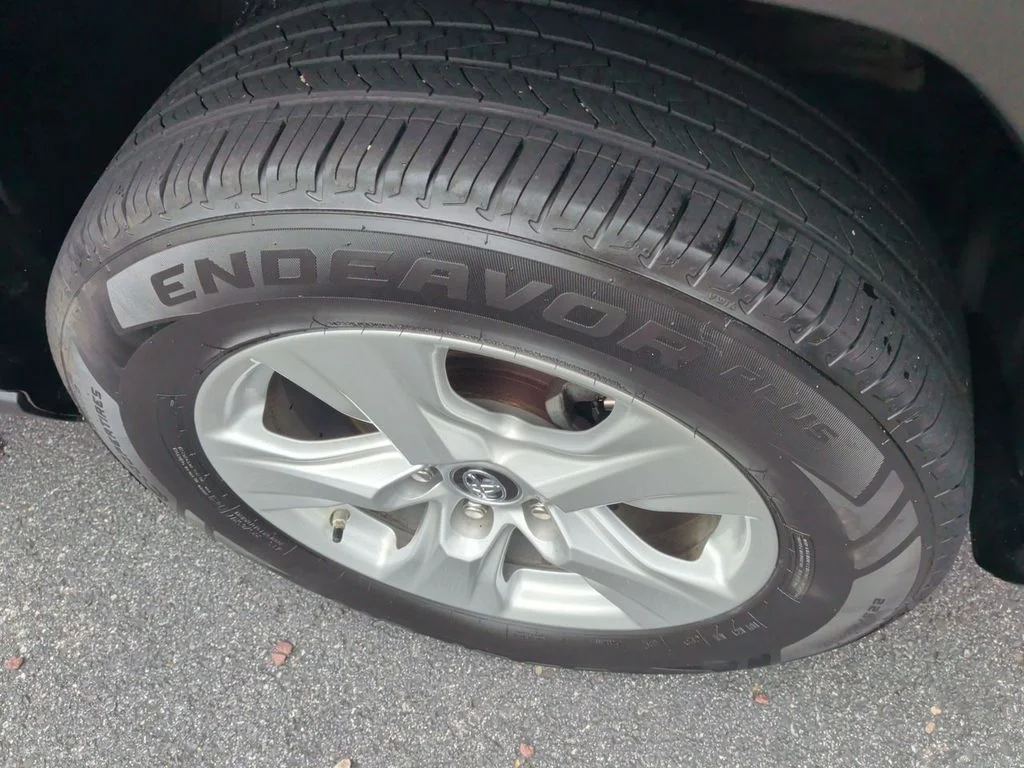 Used 2019  Toyota XLE image 10