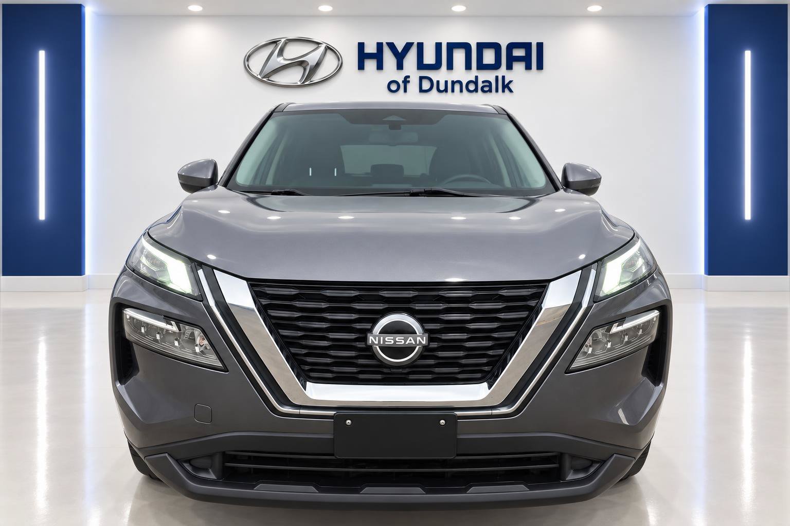 Used 2022 Gray Nissan SV image 5