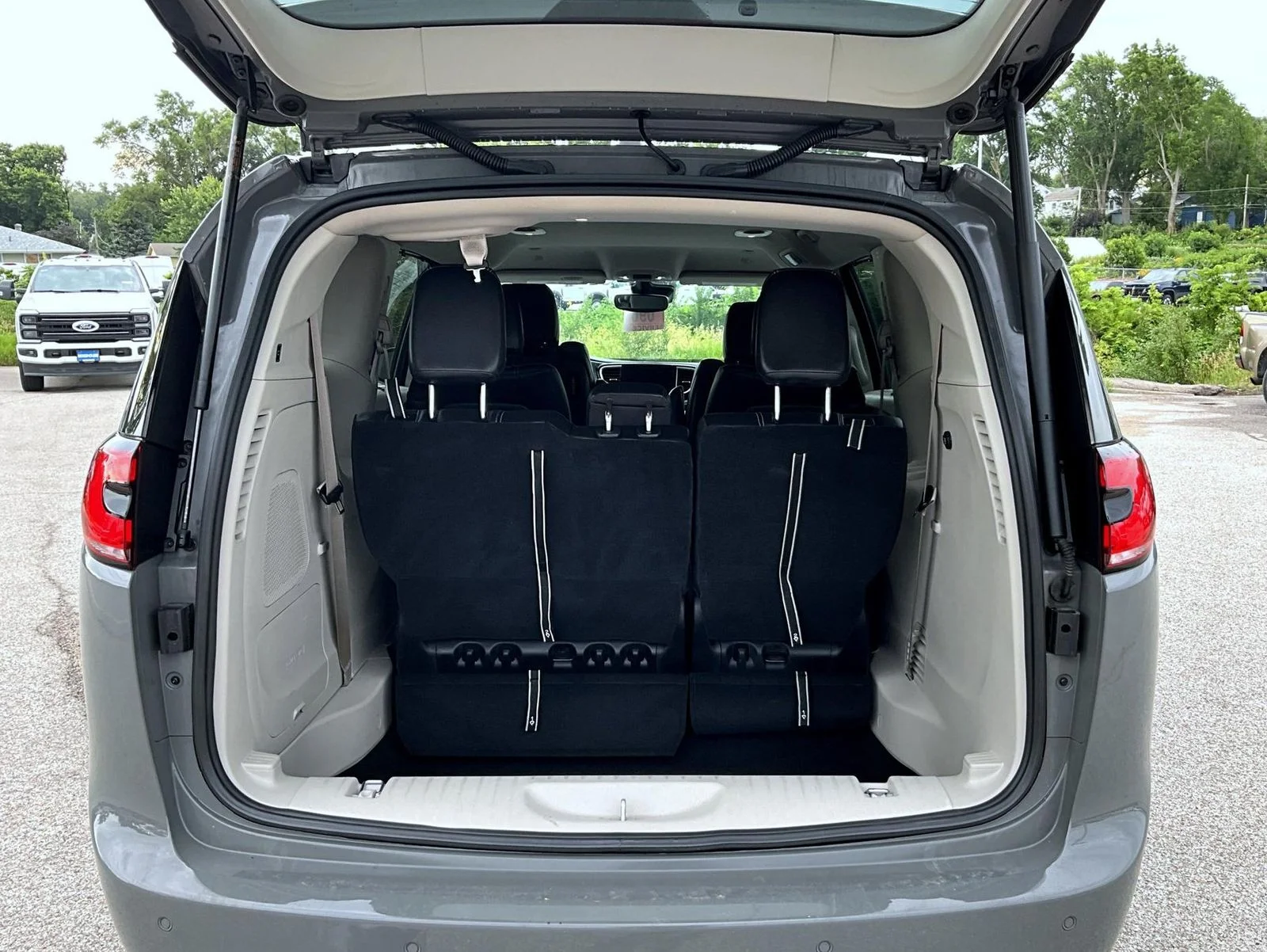 Used 2022 White Chrysler Touring L image 9
