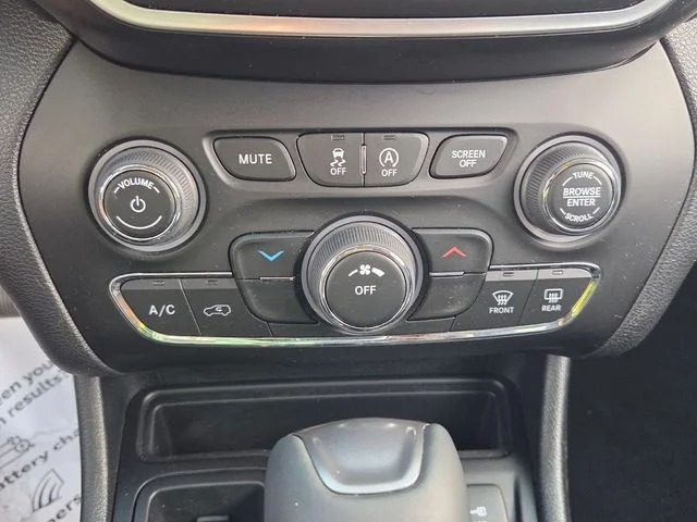 Used 2020 Black Jeep Latitude Plus image 18