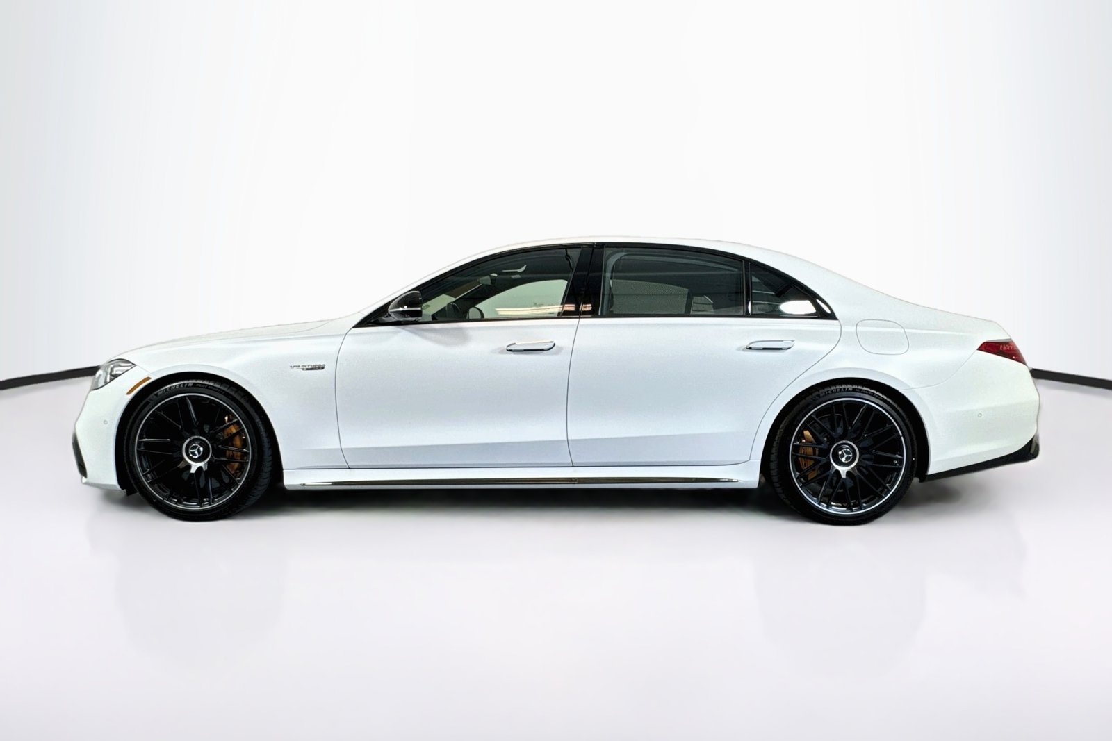 New 2026 MANUFAKTUR Moonlight White Magno Mercedes-Benz AMG® S 63 E image 8
