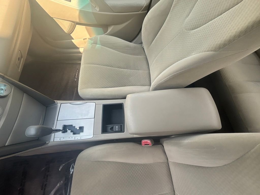 Used 2009 Gold Toyota LE image 14