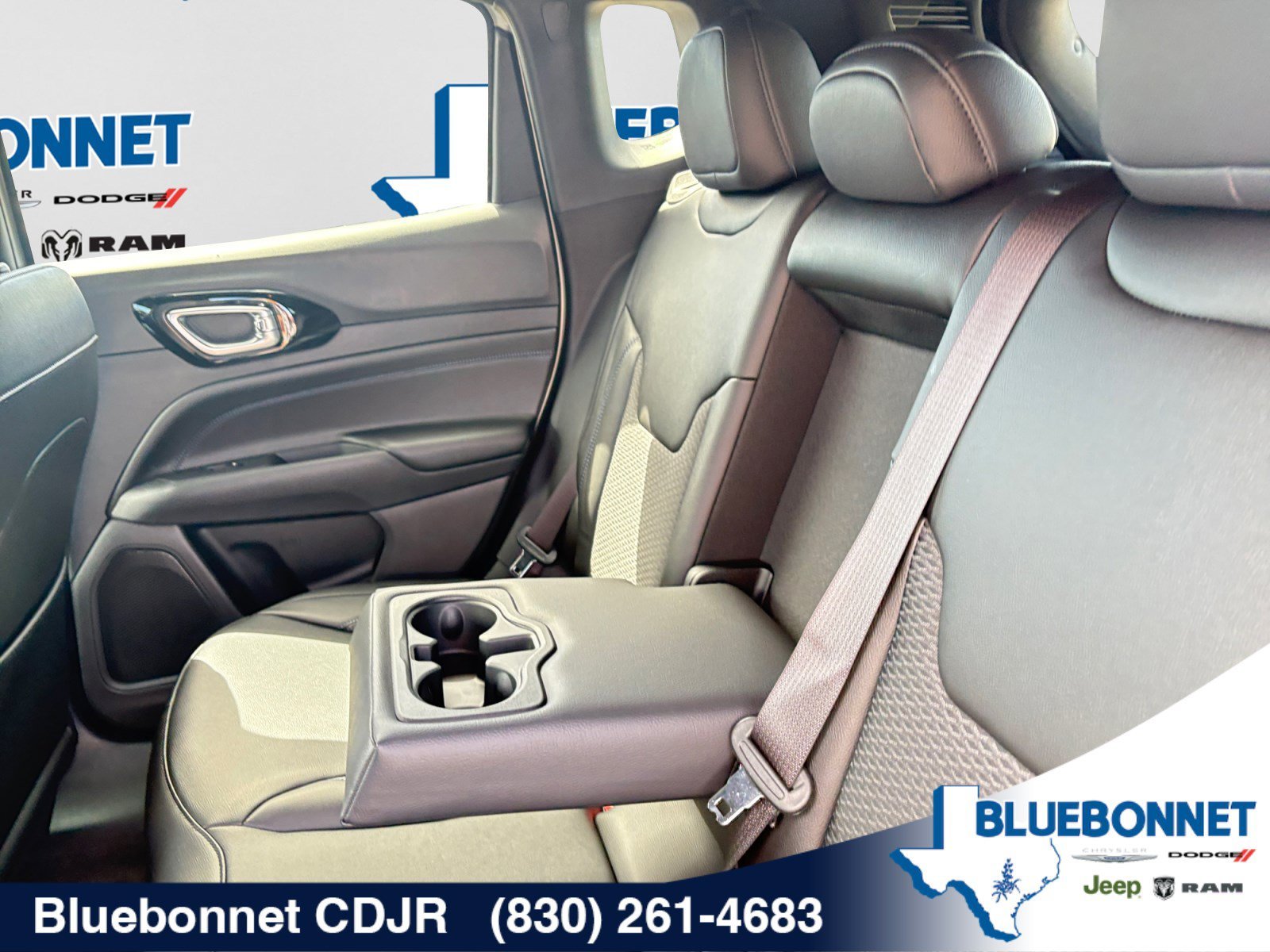 New 2026 Silver Zynith Metallic Clearcoat Jeep Latitude image 30