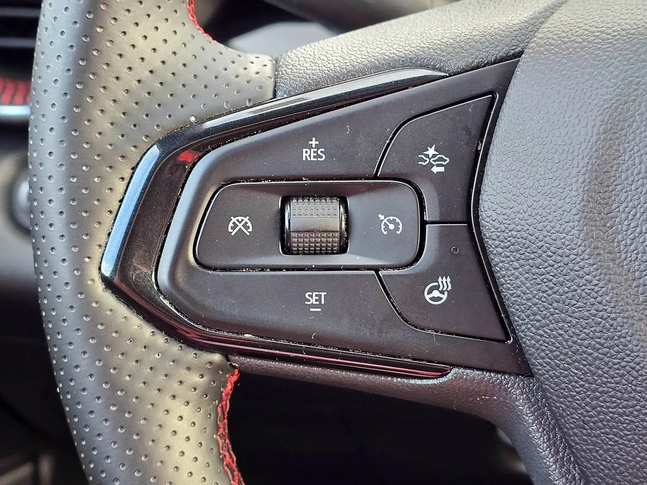 Used 2025 Summit White Chevrolet 2RS image 19