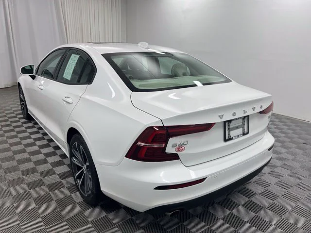 Used 2021 White Volvo T5 Momentum image 6