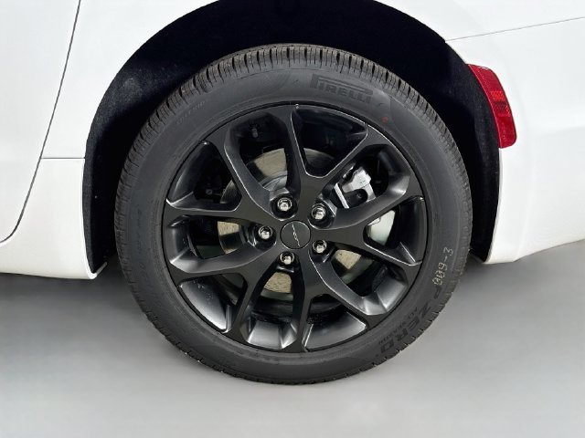 New 2027 Bright White Clear-Coat Paint Chrysler Limited image 33