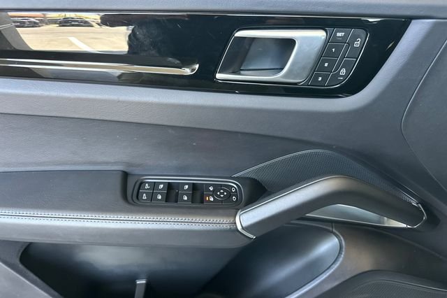 Used 2022  Porsche Turbo image 10