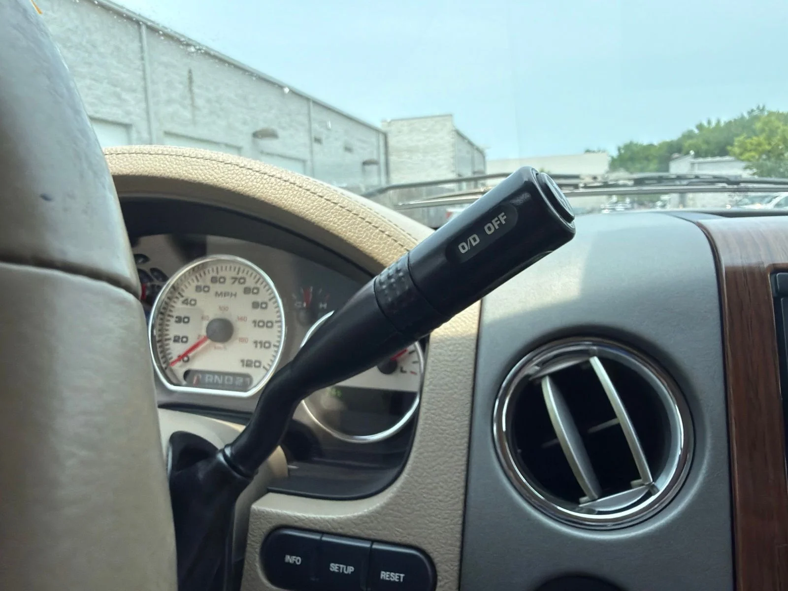 Used 2004 Red Ford Lariat image 31