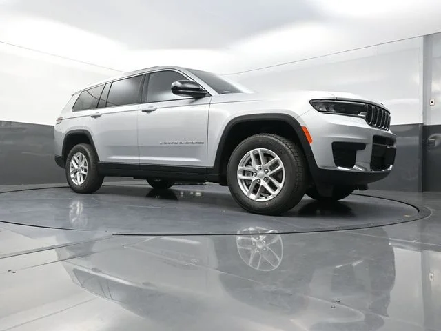 New 2026 Silver Zynith Exterior Paint Jeep Laredo image 19