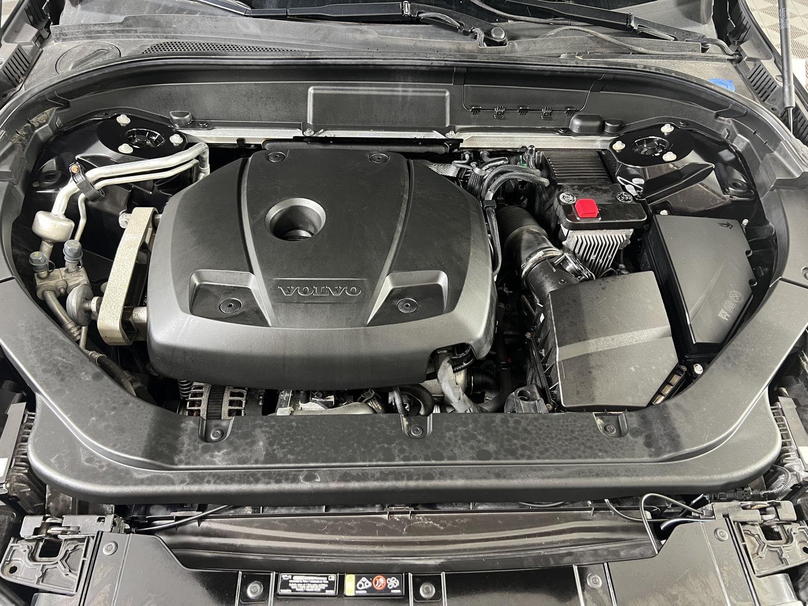 Used 2020 Onyx Black Metallic Volvo Momentum image 26