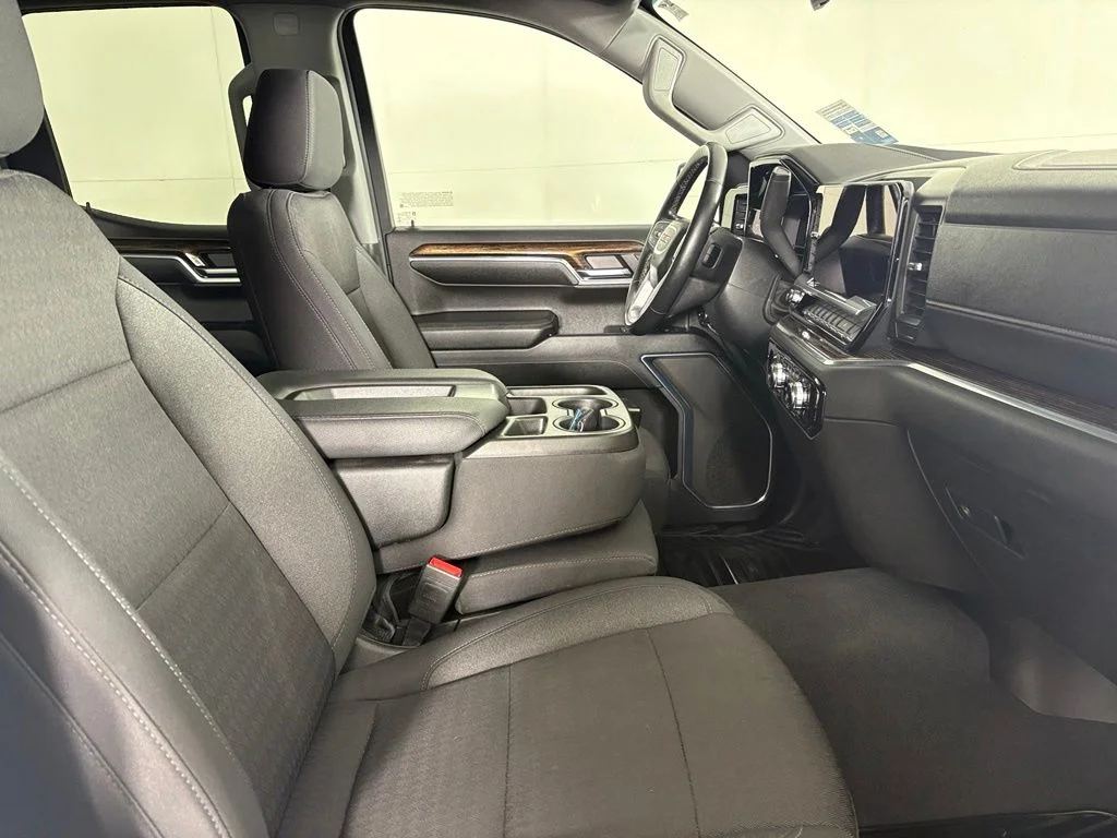 Used 2023 White GMC Elevation image 17
