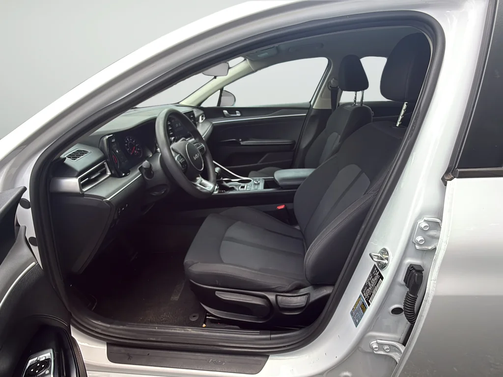 Used 2022 White Kia LXS image 10