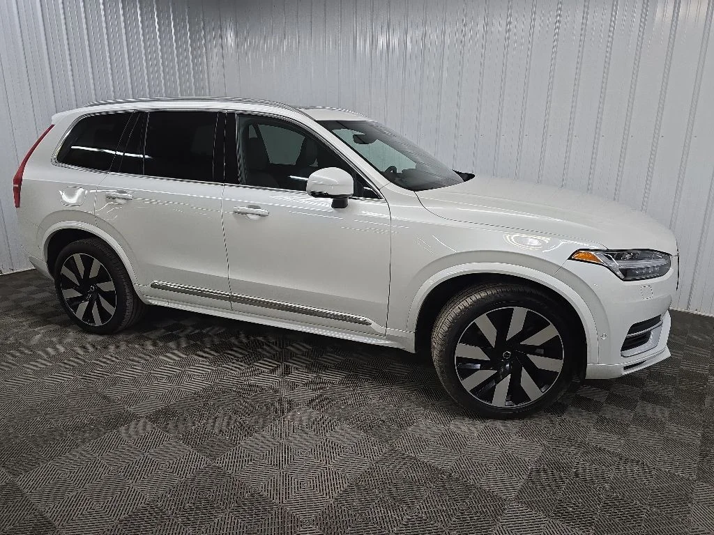 Used 2023 White Volvo Ultimate image 1