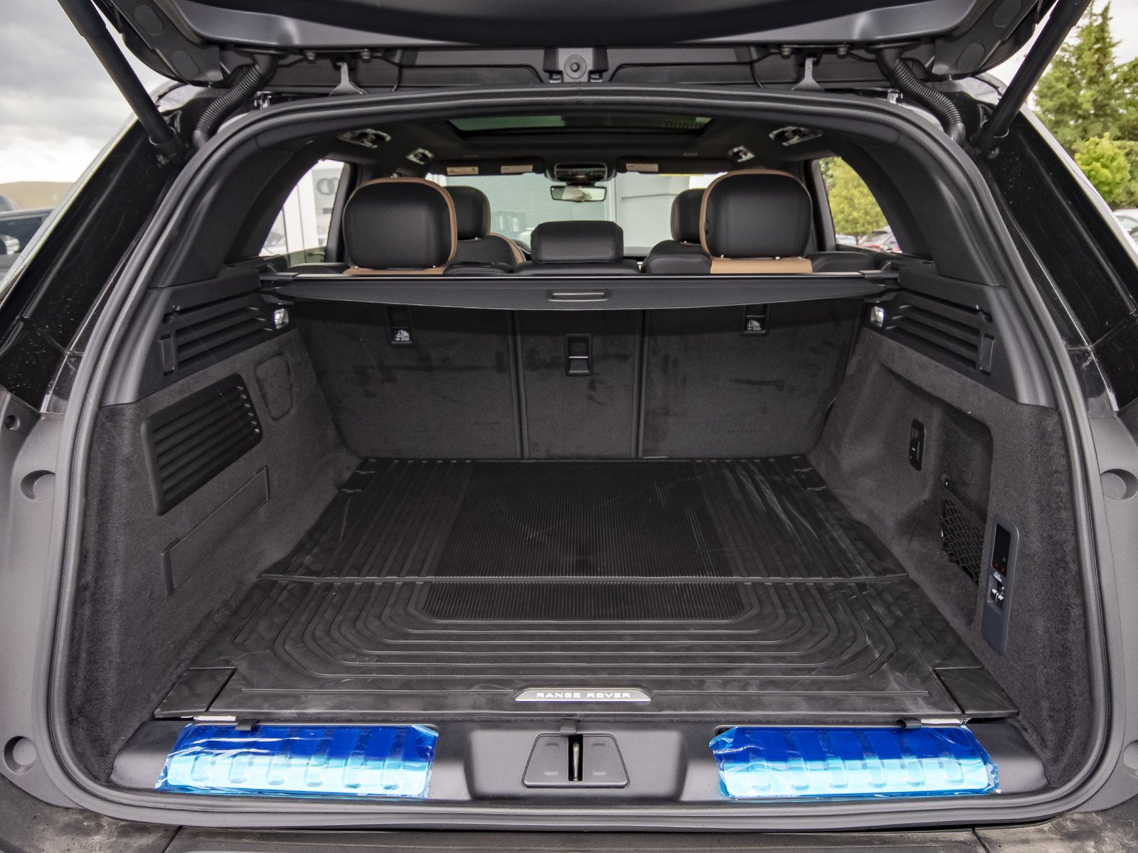 New 2026 Santorini Black Land Rover Dynamic SE image 49