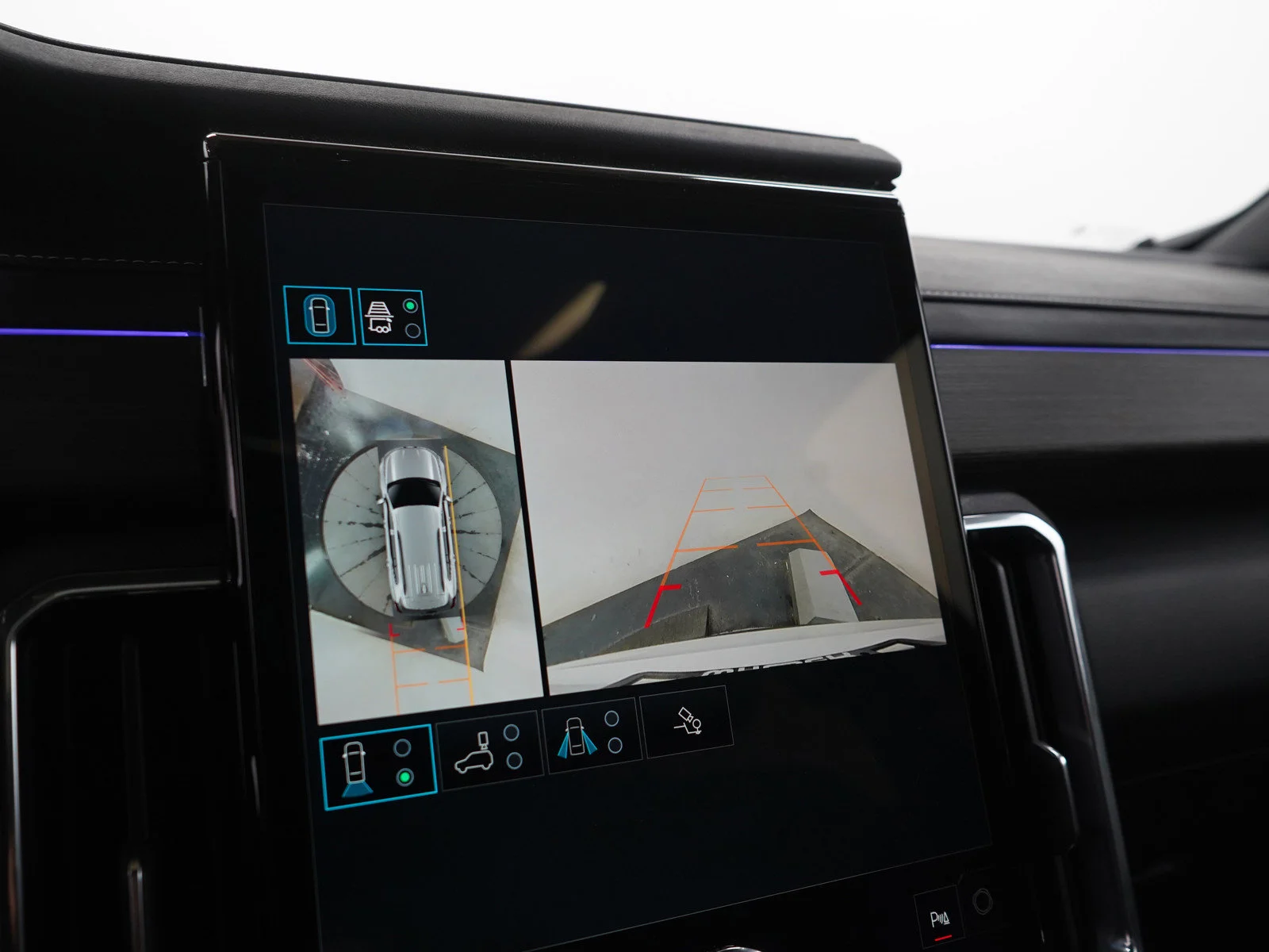 Used 2025 White Frost Tricoat GMC Denali image 30