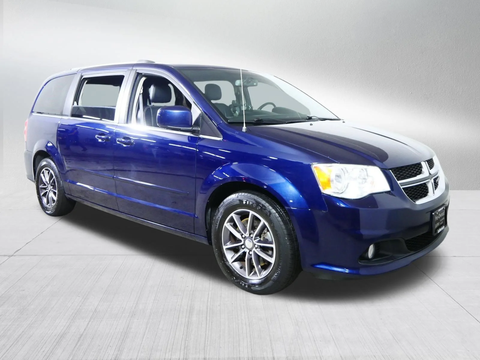Used 2017 Contusion Blue Pearlcoat Dodge SXT image 1