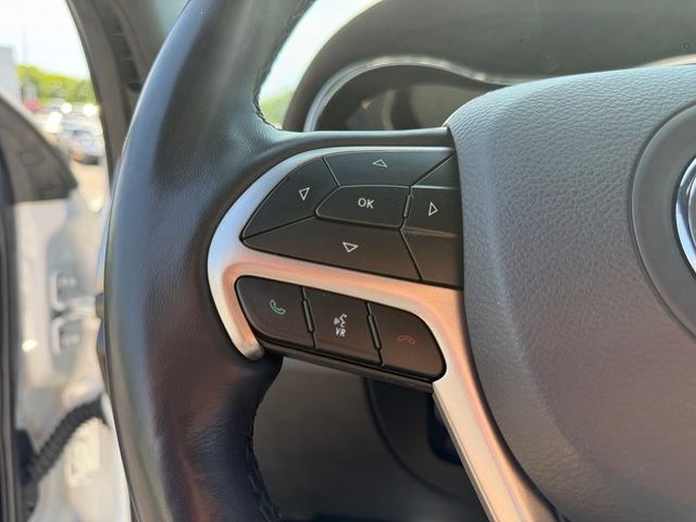 Certified Used 2022 White Jeep Laredo X image 24