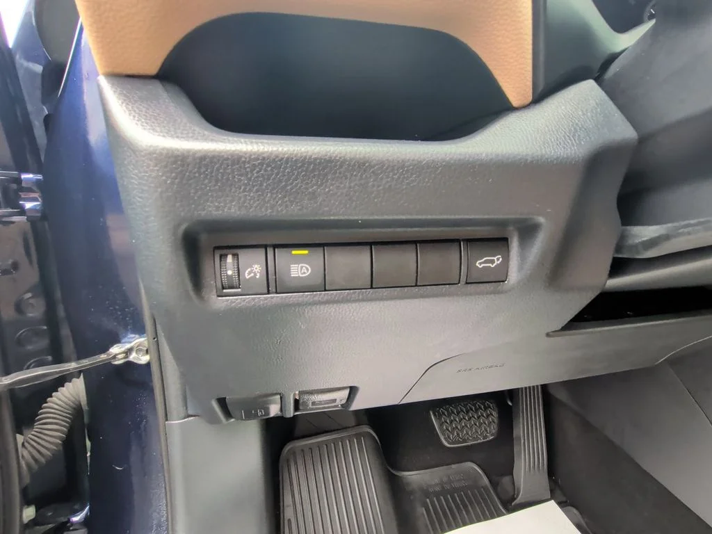 Used 2019  Toyota XLE image 14