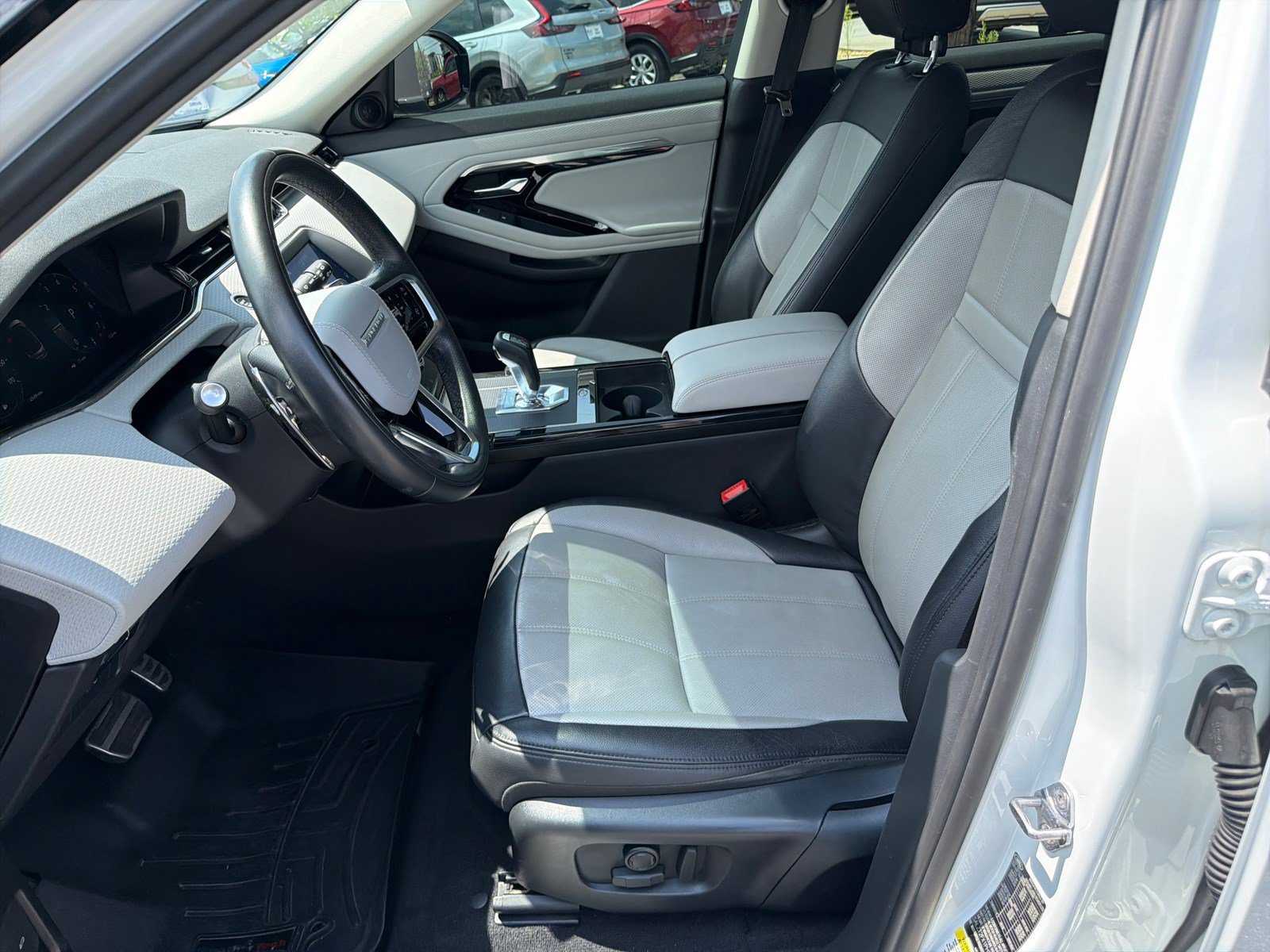 Used 2023 Fuji White Land Rover R-Dynamic S image 9