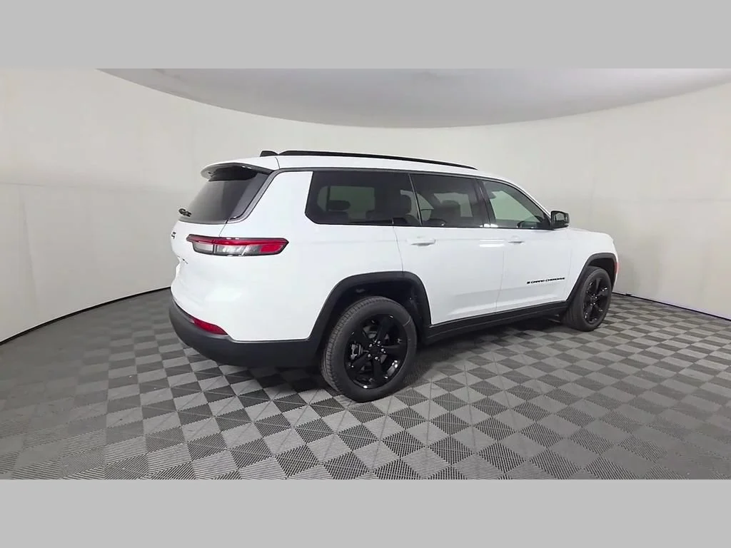 New 2026 Bright White Clear-Coat Exterior Paint Jeep Limited image 26