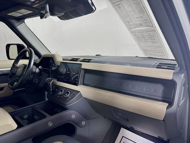 Used 2022 White Land Rover X-Dynamic HSE image 31