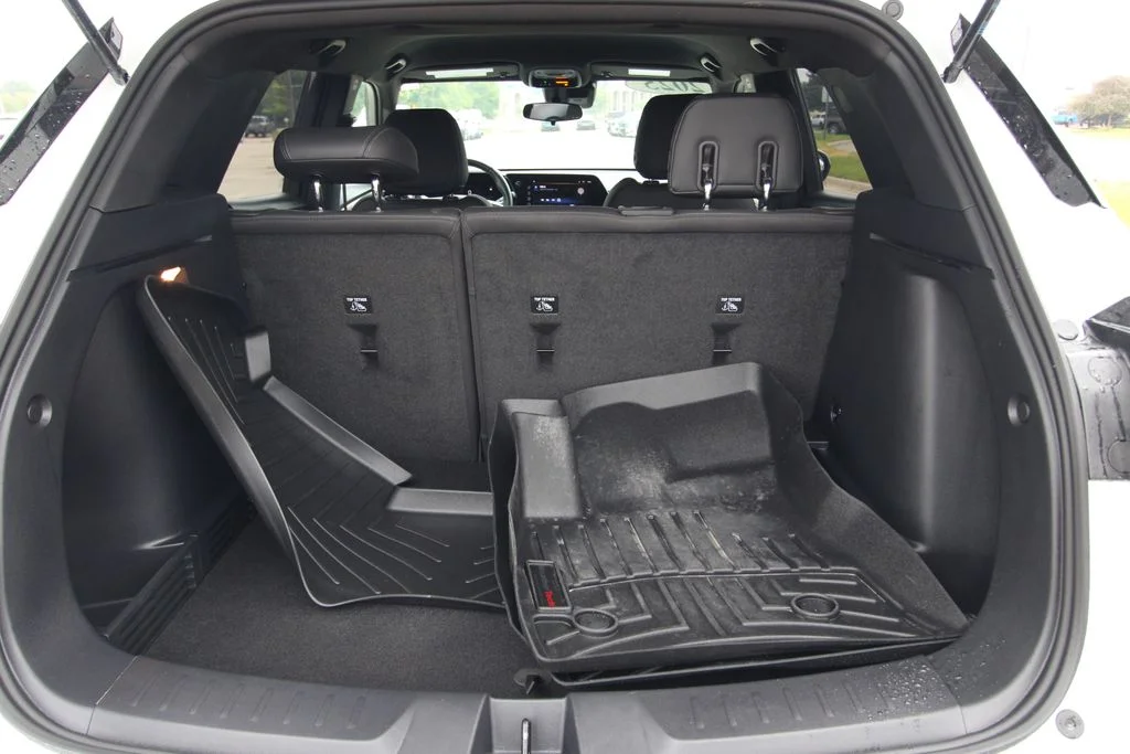 Used 2025 Beige Chevrolet ACTIV image 14