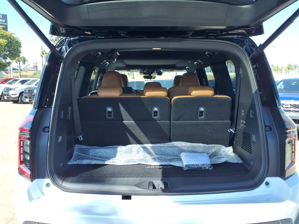 New 2026 Everest White TriCoat / Super Black Two-tone Nissan Platinum Reserve image 6