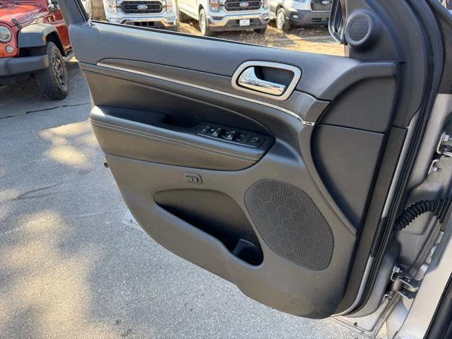 Used 2015 Silver Jeep Limited image 30