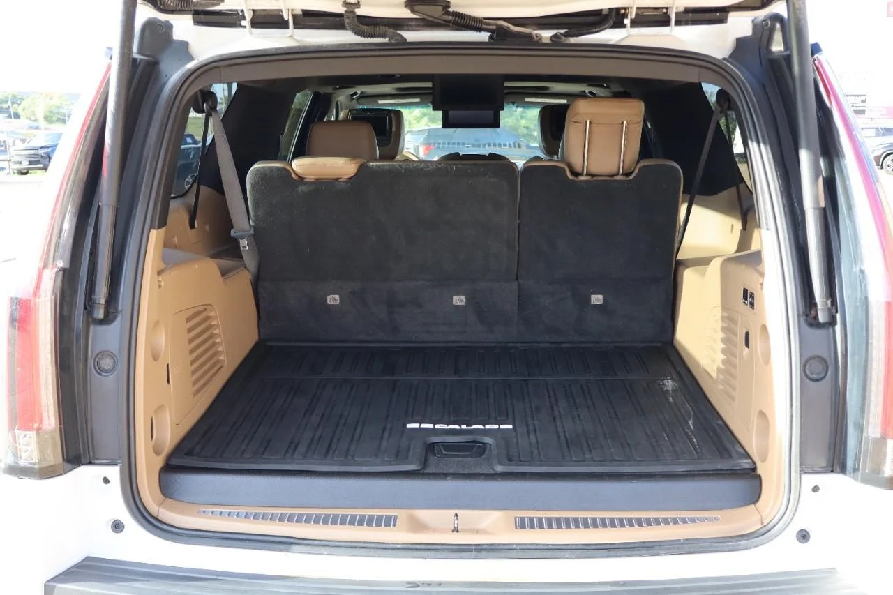 Used 2019 Crystal White Tricoat Cadillac Platinum image 22
