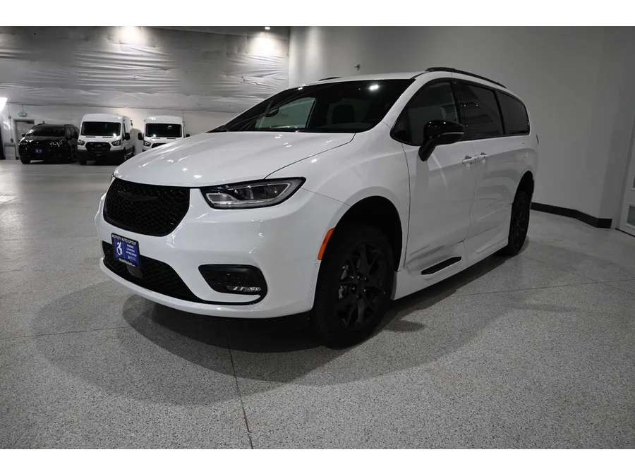 2024 Chrysler Pacifica Touring L - Photo 10