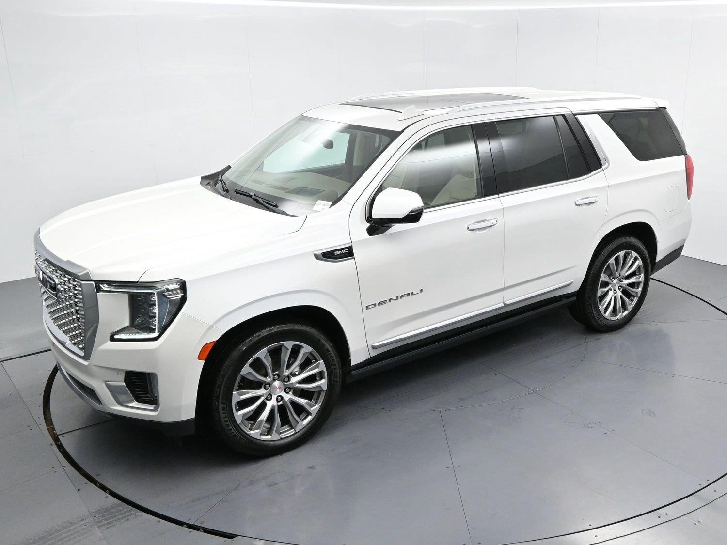 Used 2021 WHITE FROST TRICOAT GMC Denali image 43